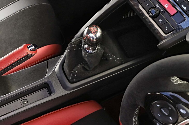 「S660モデューロX バージョンZ」のトランスミッションは6段MTのみとなる。シフトノブはチタン製。