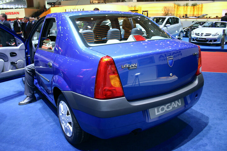 初代「ダチア・ローガン」は、まず4ドアセダンが発売された。