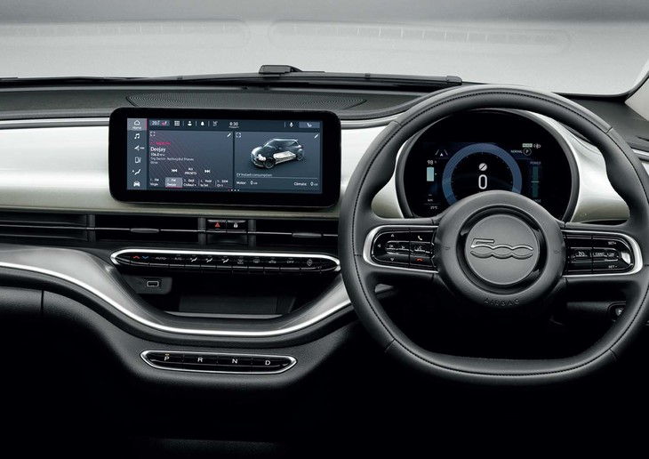 水平基調のインストゥルメントパネル。センターには10.25インチのディスプレイが備わる。