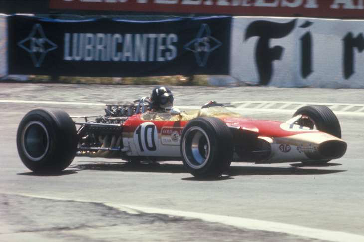 1968年のF1に投入された「ロータス49」は、伝統的なブリティッシュグリーンのカラーリングではなく、派手なスポンサーカラーをまとっていた。