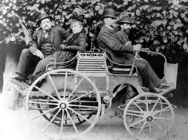 パナール・エ・ルヴァソールが製作した初めての自動車。人が背中合わせに乗車する“ドサド”と呼ばれる形式のクルマで、エンジンは車体中央に搭載されていた。