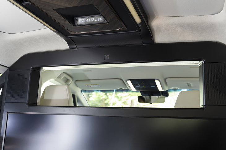 前席と後席は48インチディスプレイと一体になったパーティションで隔てられる。上部には窓が付いているが、閉めると前後での会話ができないくらいの遮音性がある。