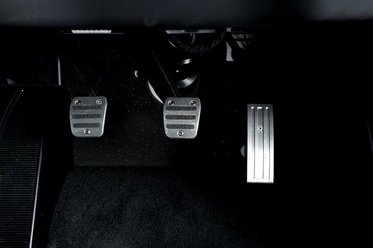 ペダルはすべてアルミ製。クラッチ操作には相応の踏力を要する。