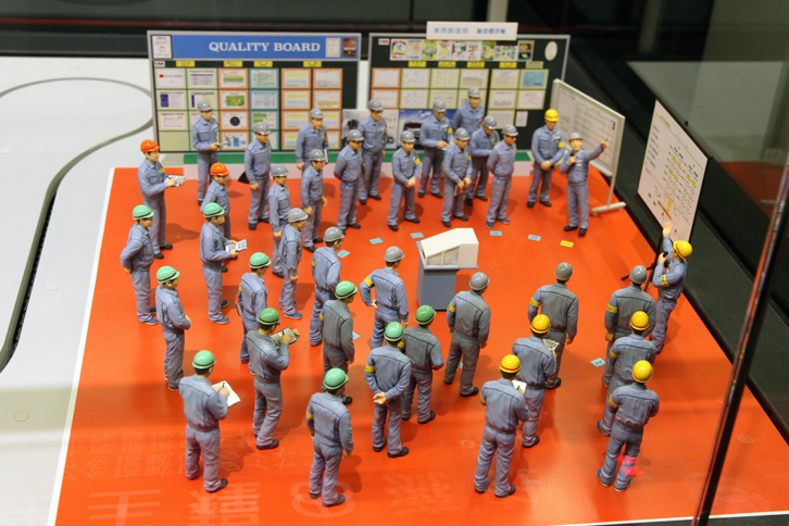 実はラインのスタート部分より前にある、スタッフミーティング風景。工程を説明する者、メモをとる者など、フィギュアの姿勢と表情がとてもリアルだ。