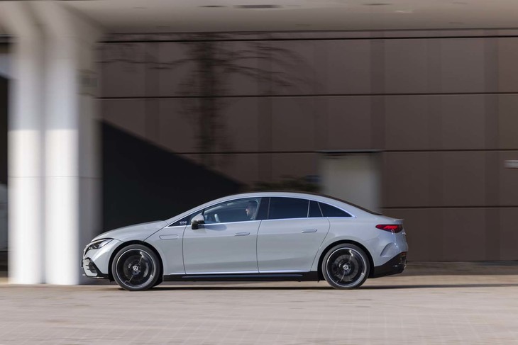 「EQE」はドイツ・ブレーメンと中国・北京の、計2つの工場で生産され、2022年半ばにデリバリーが開始される。スタート価格は7万0626.5ユーロ（約953万円）となっている。