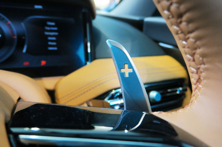 アストンマーティンDB12（シフトパドル）