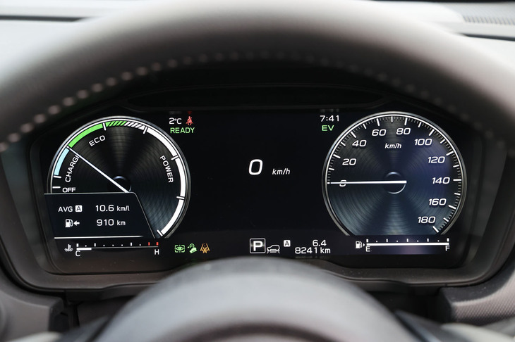 12.3インチの液晶ディスプレイが用いられた「クロストレック プレミアムS：HEV EX」のメーターパネル。左にストロングハイブリッド車専用のパワーメーターを配置し、走行中にエネルギーのパワーフローを表示する。