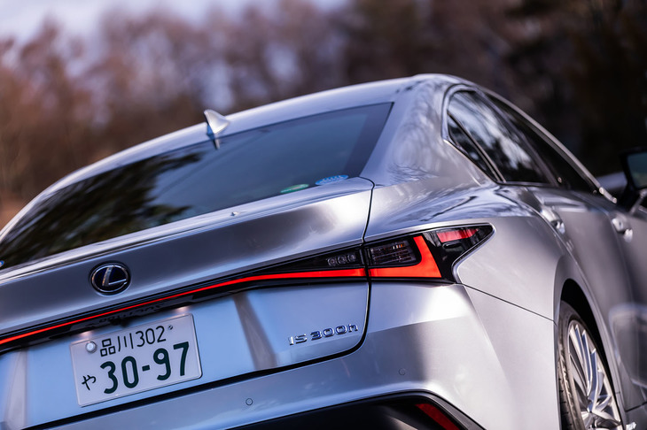 厚みのある弧を描いたトランクリッド形状や、左右がつなげられたL字シェイプのリアコンビネーションランプデザインは、ひと目で新しい「IS」だと識別できるポイントだ。