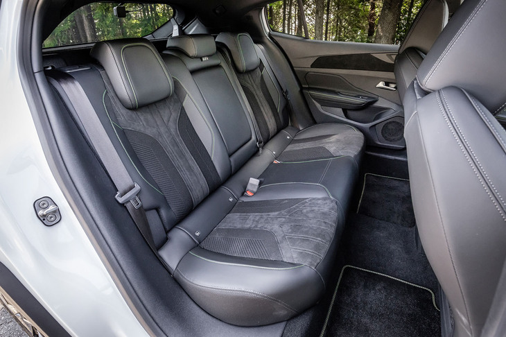 リアシートにもテップレザーとアルカンターラのコンビネーション表皮が用いられている。長いホイールベースの恩恵で、足元のスペースには十分な余裕がある。