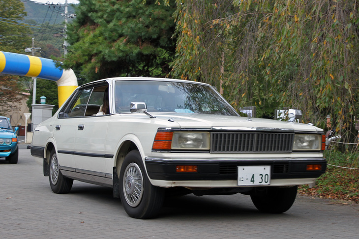 1982年「日産セドリック2000 4ドアハードトップ」。6代目「グロリア」と双子車の5代目セドリックで、型式名は430。この個体は違うが、日本初のターボチャージャー装着車が用意されたのが、この430セドグロだった。