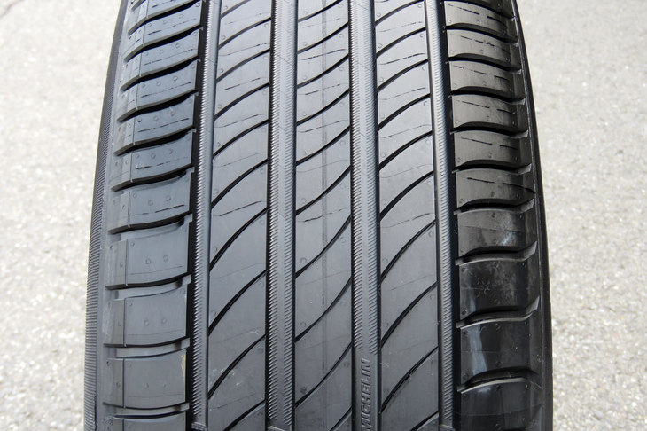 「プライマシー4」のトレッドパターン。タイヤに彫られたピッチの間隔を調整するなど、各所にロードノイズを抑えるための工夫がなされている。