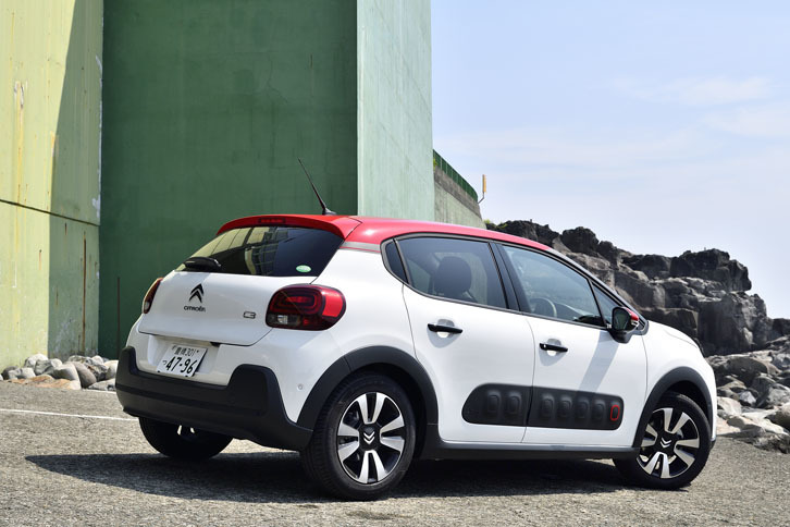 試乗車のボディーカラーはホワイトとレッドのバイトーン（2トーン）。本国ではボディーに9色、ルーフに3色用意されており、計36通りのカラーから選べるという。