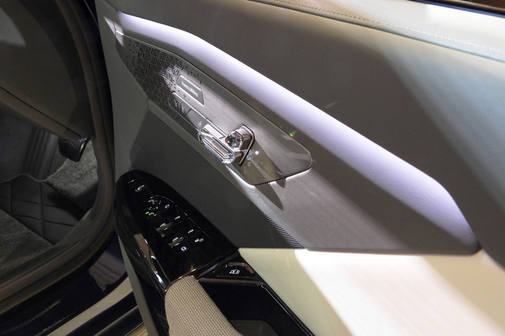 BMW i7 M70 xDrive（フロントドアコンソール）