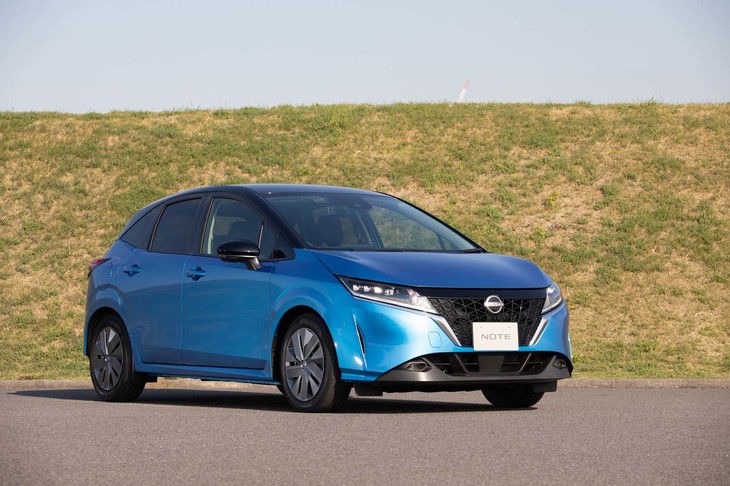 およそ8年ぶりにフルモデルチェンジした「日産ノート」。新型は、エンジンで電力をつくってモーターを駆動する「e-POWER」専用車として販売される。