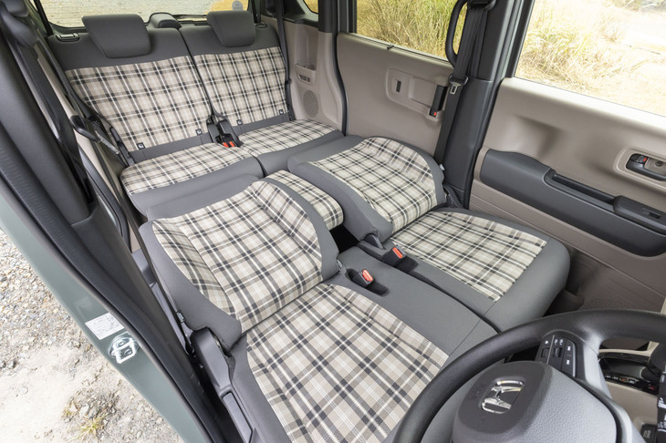 ヘッドレストを外した前席の背もたれを目いっぱい後ろまで倒せば、車中泊も不可能ではない。ただし、大きな段差が残るので、ほかのアイテムを使わないと一晩過ごすのはつらそうだ。