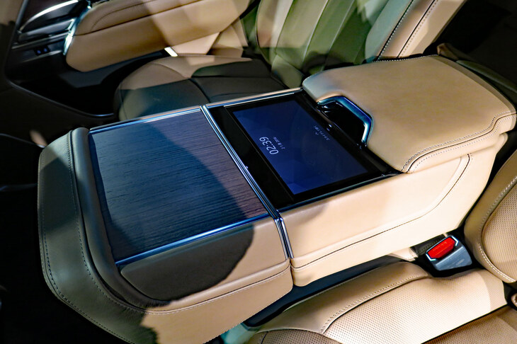 ランドローバー・レンジローバー オートバイオグラフィーD300（リアセンターコンソール）