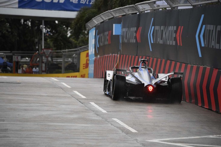 決められた区間のベストラインをあえて外すことで、翌ラップの出力アップを実施できるアタックモード。ファンブーストともに白熱したシーソーゲームを展開するものであり、こうした要素によって、フォーミュラEはゲーム性の高いレースになっている。