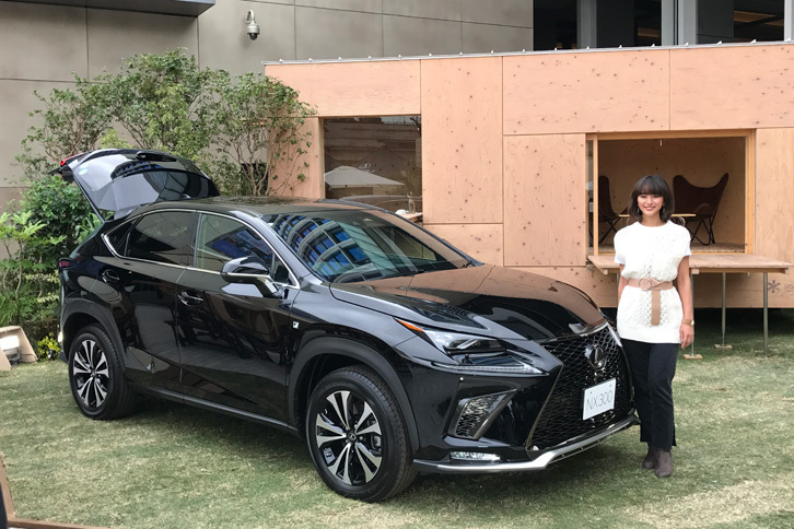 新型「レクサスNX」と今回イベントアンバサダーとして参加したモデルのクリス-ウェブ佳子さん。