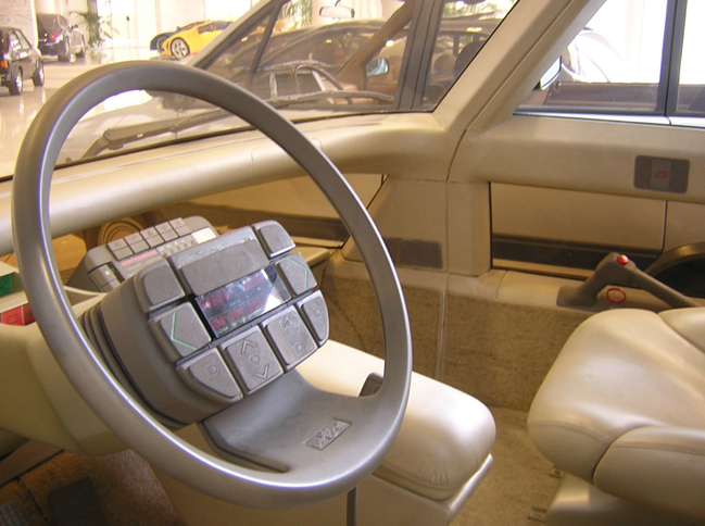 「カプスラ」のダッシュボード。のちにシトロエンが量産車に用いた、「中央のパッドやスイッチが回転しないステアリングホイール」が、すでに提案されている。