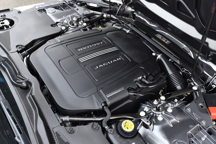 スーパーチャージャーで過給される、「ジャガーFタイプ S クーペ」（MT車）の3リッターV6エンジン。ボンネットは“前ヒンジの後ろ開き”になっている。写真は右上が車体前方で、左下がキャビン側。