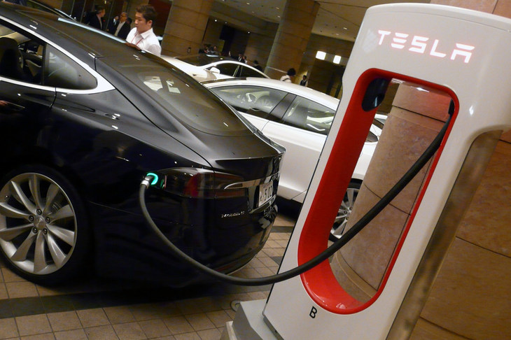 テスラ独自の超急速充電器「スーパーチャージャー」。わずか5分の充電で120kmの走行を可能にする、第3世代の装置も開発されている。