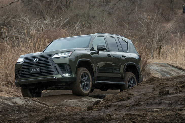 ベース車である「トヨタ・ランドクルーザー“300”」ゆずりの悪路走破性も、海外で「レクサスLX」が支持されているポイント。あまたの逸話に彩られたランクルのブランド力は、すでにジープやディフェンダー、ゲレンデワーゲンにも比肩するものとなっているのだ。（写真：向後一宏）