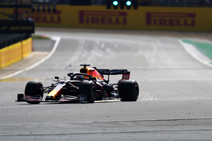 レッドブルは突発的に安定感を失う「RB16」の改良に取り組み、新たなリアウイングなどをイギリスに持ち込んできた。予選ではマックス・フェルスタッペン（写真）が3番手につけるも、前のメルセデスには1秒もの大差をつけられてしまうことに。それでも「マシンはより予測しやすいものになった」とフェルスタッペンからは前向きなコメントも聞かれ、復調の兆しはつかみつつあるかに見えた。レースではメルセデスの2台に逃げられ“孤独な3位”をキープ。終盤のボッタスのパンクを見るやすぐさまピットに入り、ニュータイヤでファステストラップを記録しながら2位でゴール。最後のタイヤ交換さえなければ、パンクでスロー走行を余儀なくされたハミルトンを抜き優勝できたかもしれなかったが、「2位は上出来」と結果を受け入れていた。（Photo=Getty Images / Red Bull Content Pool）