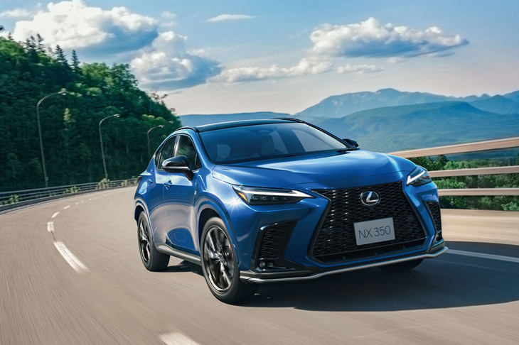 「レクサスNX」がフルモデルチェンジ。レクサスとしては初のプラグインハイブリッドモデルに加えて、新開発の2.4リッターターボエンジン搭載車も設定された。