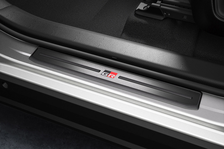 「GR」ロゴ付き専用フロントドアスカッフプレート。