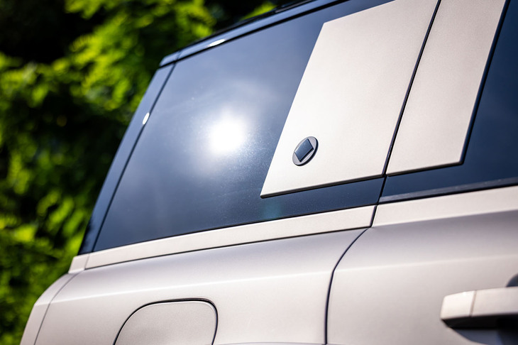 「OCTA」という名称は、地球上で最も硬く、最も人々を魅了する鉱物であり、特徴的な外観と耐久性を有する八面体（octahedron）形状のダイヤモンドに由来。リアのサイドウィンドウには、「オクタ」専用のエンブレムが備わる。