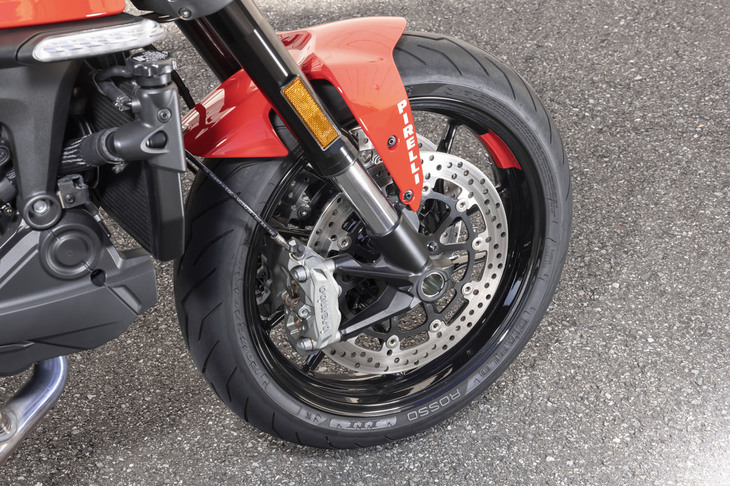 足まわりでは、軽量アルミ合金製ホイールの採用により1.7kgの軽量化を実現。ピレリのスポーツタイヤ「ディアブロロッソ3」が組み合わされる。