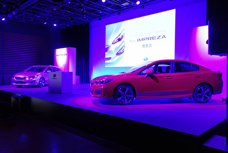 発表を待つ「インプレッサ スポーツ」（奥）と、「インプレッサG4」（手前）。