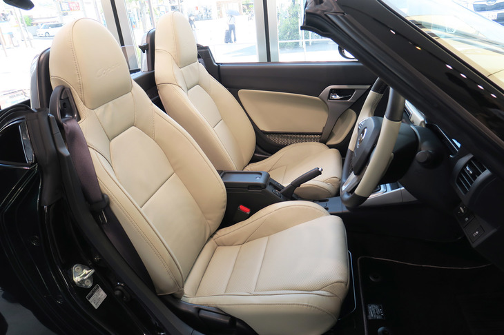 アイボリーの本革製スポーツシート。現行型コペンに本革製のシートが採用されるのは、実は今回が初だ。