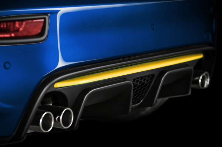 パワフルなサウンドとアグレッシブなドライビングフィールを演出するという、ハイパフォーマンスエキゾーストシステム「レコードモンツァ」を装備。ディフューザー一体型リアバンパーにもイエロー仕上げインサートが組み込まれる。