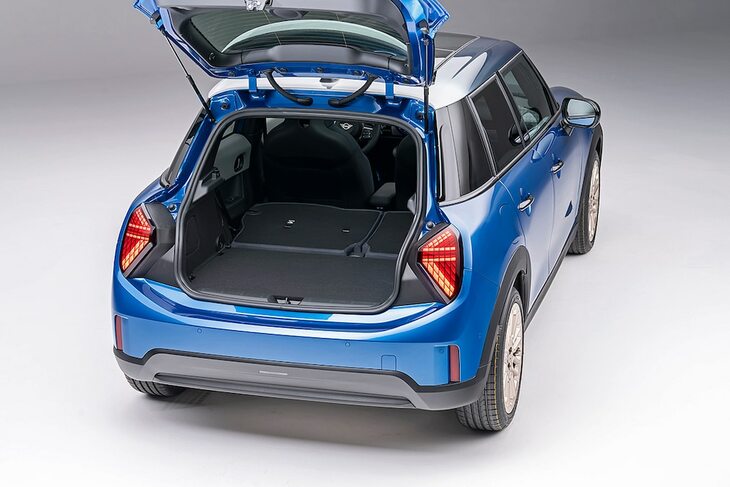 5ドア仕様が用意されるのは、今のところはエンジン車だけだ。