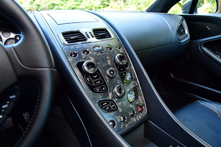 インパネの中央部には“サテンチョップト”と呼ばれるカーボンファイバーパネルが貼られる。