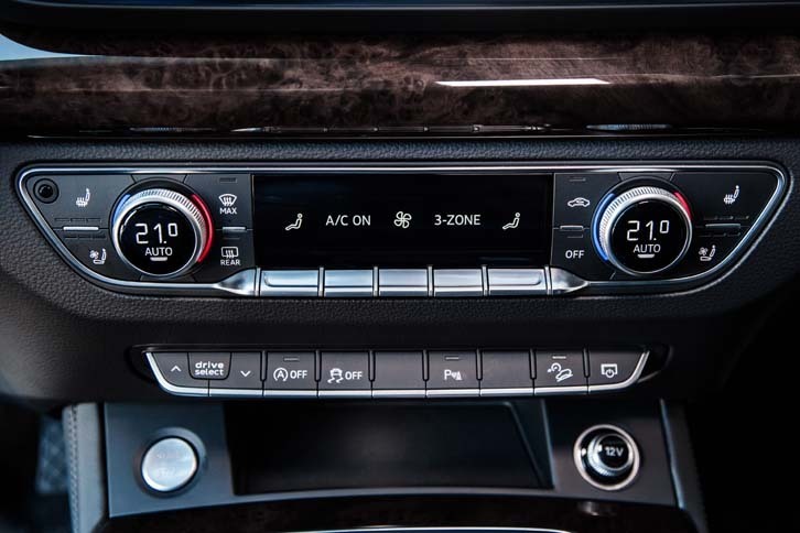 エアコンの操作系や、アイドリングストップなどのオン／オフは物理的なスイッチで行う。走行モードを切り替える「アウディドライブセレクト」のスイッチもここに設けられている。
