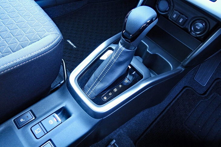 スズキ・スイフト ハイブリッドMZ（センターコンソール）