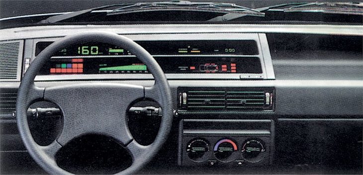 デジタル式メーターを備えた仕様のダッシュボード。