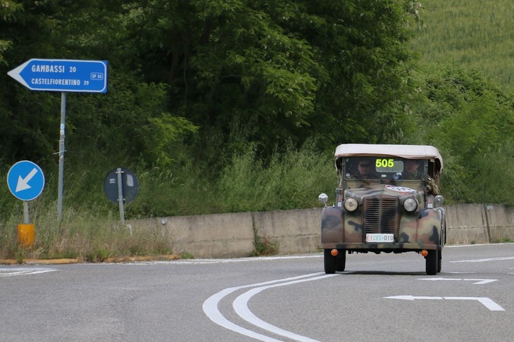 「フィアット508CM（コロニアーレ）」。写真は2014年のミッレミリアに参加したイタリア陸軍の歴史車両。