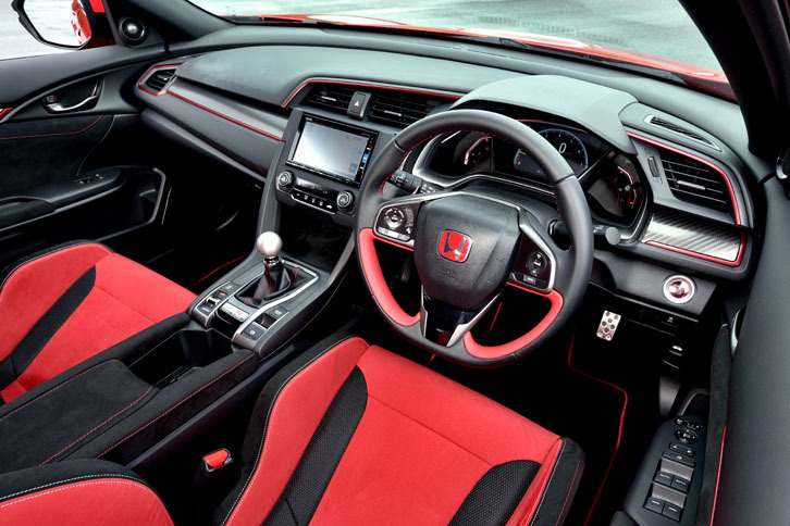 ステアリングは下端を水平にカットした「D」シェイプのものが採用されている。また、インパネにはアルマイト調の赤ストライプをあしらったカーボン調パネルが張られ、スポーティーさが演出されている。