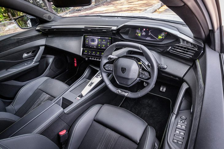 プジョーが「iコックピット」と呼ぶ、上下がフラットな小径ステアリングホイールと10インチの液晶メーターパネルを組み合わせたインストゥルメントパネルは、従来型「408」のデザインを踏襲。ダッシュボード上部やドアトリムには柔らかいグレーのテキスタイルが張られている。