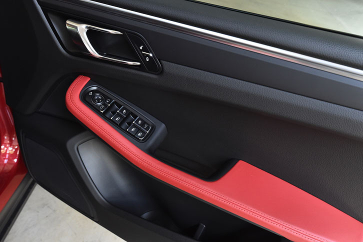 ドアパネルにもレッドのレザーがあしらわれている。たっぷりとしたサイズのドアポケットには大きめのボトルを入れることもできる。