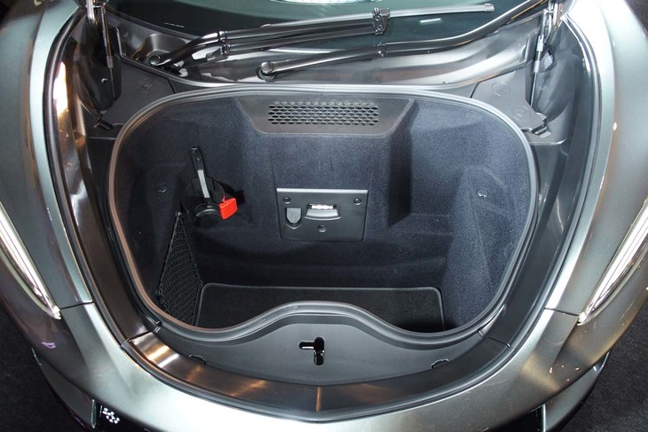 フロントボンネット下には、容量150リッターの荷室を備えている。前後合わせて「マクラーレンGT」の荷室容量は570リッターにも及ぶ。