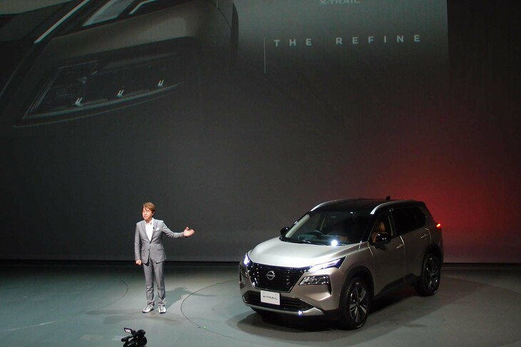 アシュワニ・グプタ氏に続いて壇上に姿を見せたのは、デザインを取りまとめた入江慎一郎プログラム・デザイン・ダイレクター。新型「エクストレイル」のエクステリアで最も印象的だと考えているのはやはりフロントまわりで、インテリアについては「ブリッジタイプのセンターコンソールに注目してほしい」とのこと。