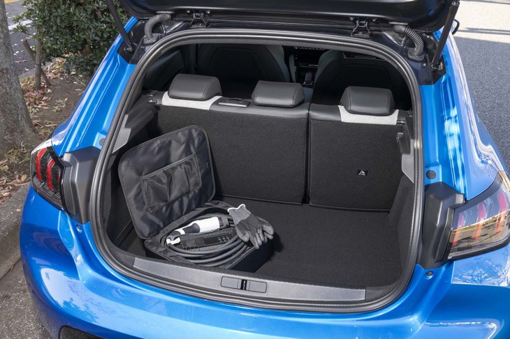 5人乗車時のラゲッジスペース。充電ケーブルや充電作業用のグローブなどをおさめる専用バッグが備わる。