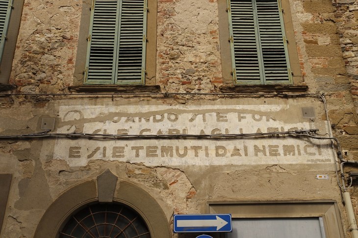 写真B。ムッソリーニの言葉「人は強くなったとき、友を大切にする。そして敵から恐れられる」。ルチニャーノ村で2019年6月に撮影。