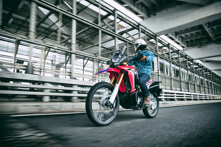 250ccクラスとは思えない、堂々としたサイズ感も「CRF250ラリー」の魅力。カウルやハンドルカバーの設計にはラリーマシンのノウハウが取り入れられており、デザインについてはもちろん、長く乗っていても疲れない快適さにも貢献している。