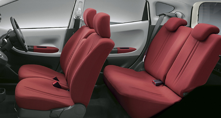 約90度まで開くドアや、リア60：40分割可倒式シート（FF車）、室内に設けられた多彩な収納など、軽自動車の開発にたけたダイハツらしさが全開のインテリア。しかし人気は低迷し、一代限りでディスコンとなった。