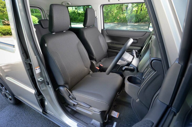 インテリアでは、カーキステッチのファブリックシート表皮やドアトリムクロスにはっ水加工が施される。